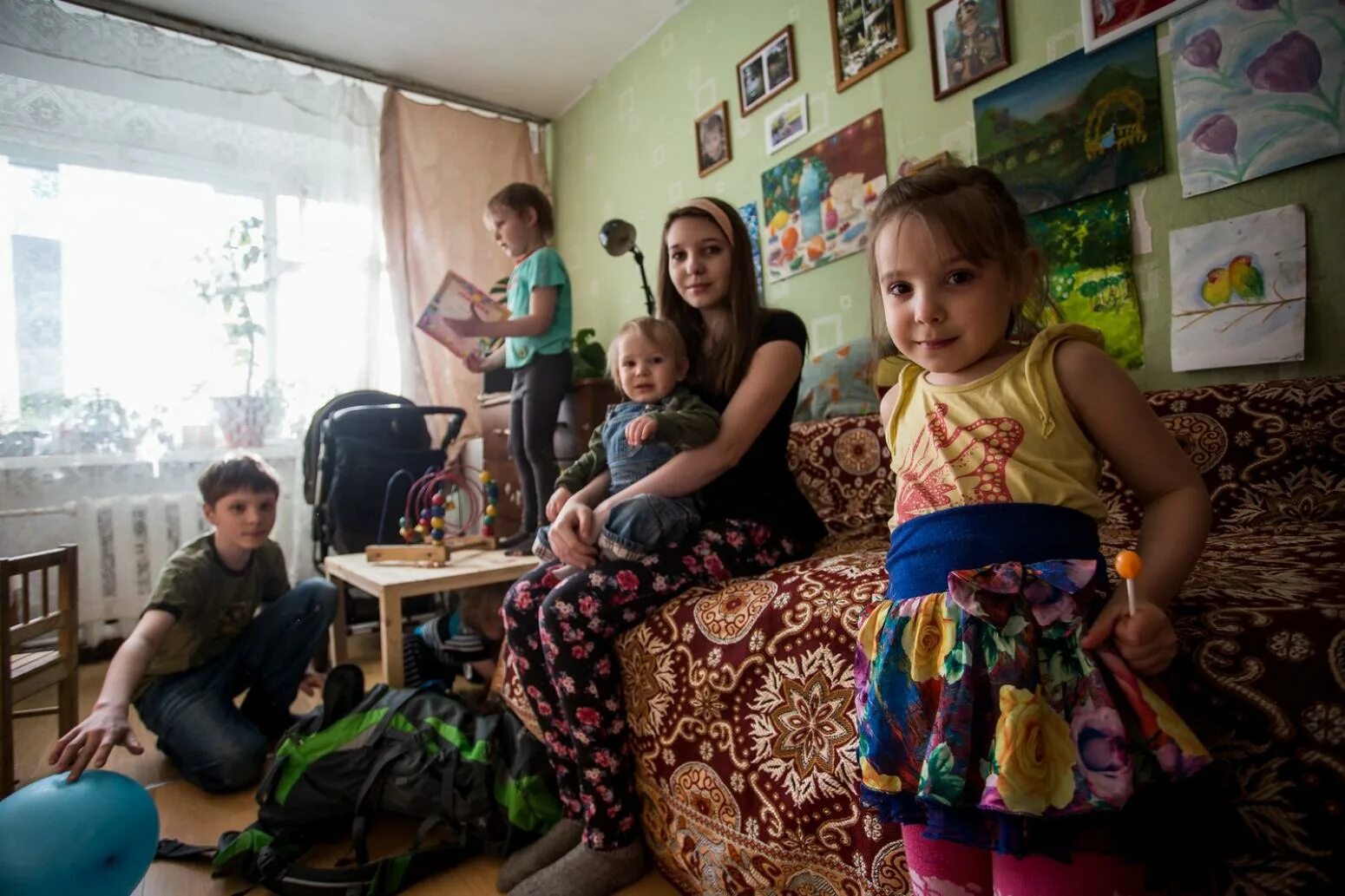 Одинокая мать рф. Бедная многодетная семья. Бедные семьи с детьми. Многодетная семья в России. Дети из бедных семей.