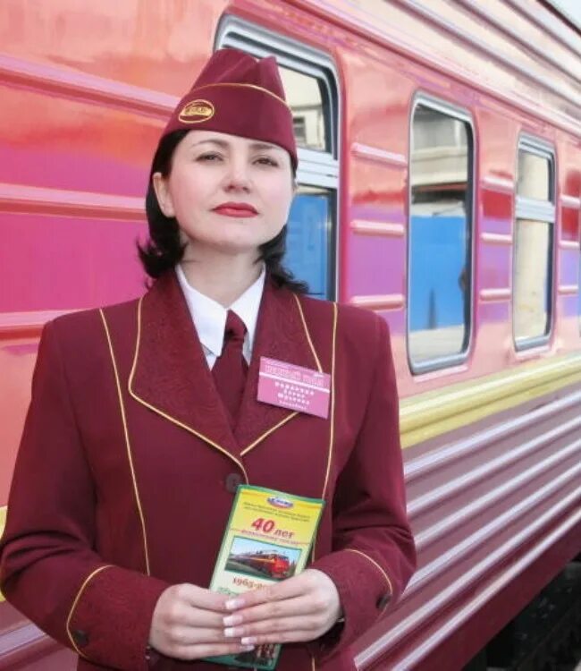 Форма проводника пассажирского вагона. Форма проводников пассажирских вагонов. Профессия проводник пассажирского вагона. Проводник поезд гранд экспресс москва санкт-петербург. Проводники фирменного поезда россия.