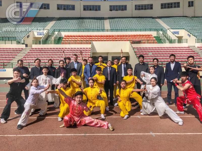 английские студенты в шортах. физическая культура. Physical education university. University of physical education. State university of physical education and sports.