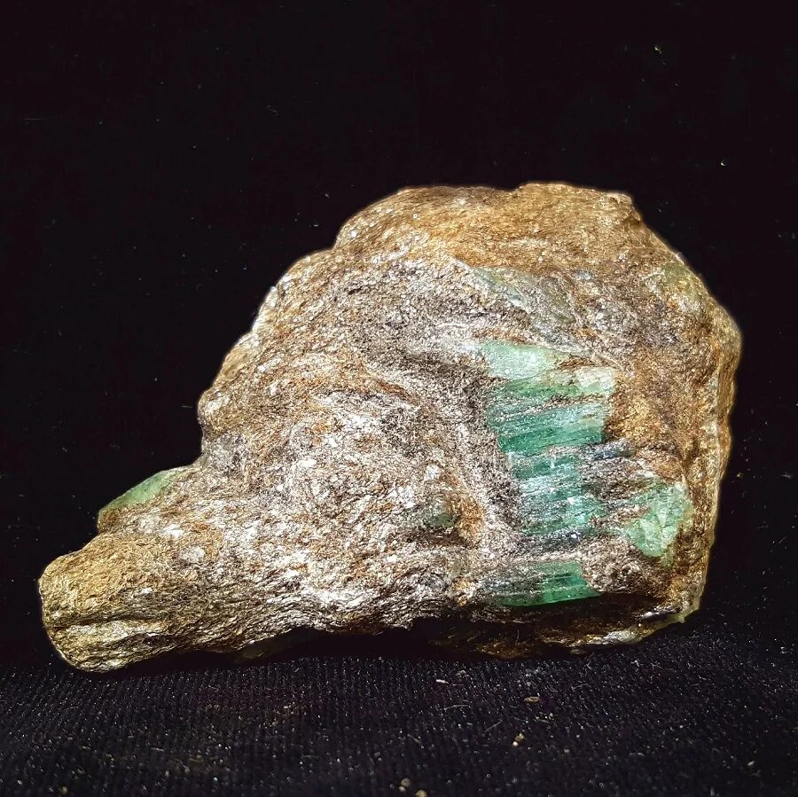 Слюда относится к горным породам. Слюда минерал. Полезные ископаемые ( слюда, кварц). Слюда полезное ископаемое. Минерал берилл в слюде.