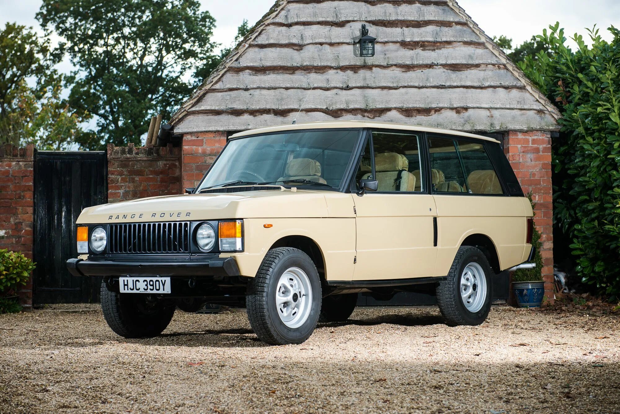 Ленд ровер 1 поколение. Range Rover 1983. Range Rover Classic 3 Door. Ленд Ровер Рендж Ровер 1970. Ленд Ровер 1 поколения.