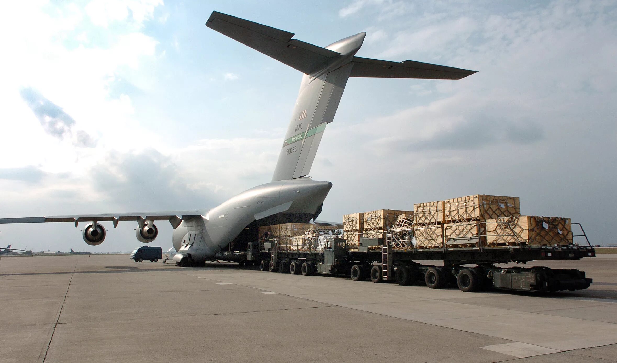 Перевозящий людей самолет. Air freight Cargo. Грузовой самолет. Транспортировка самолета. Погрузка грузового самолета.