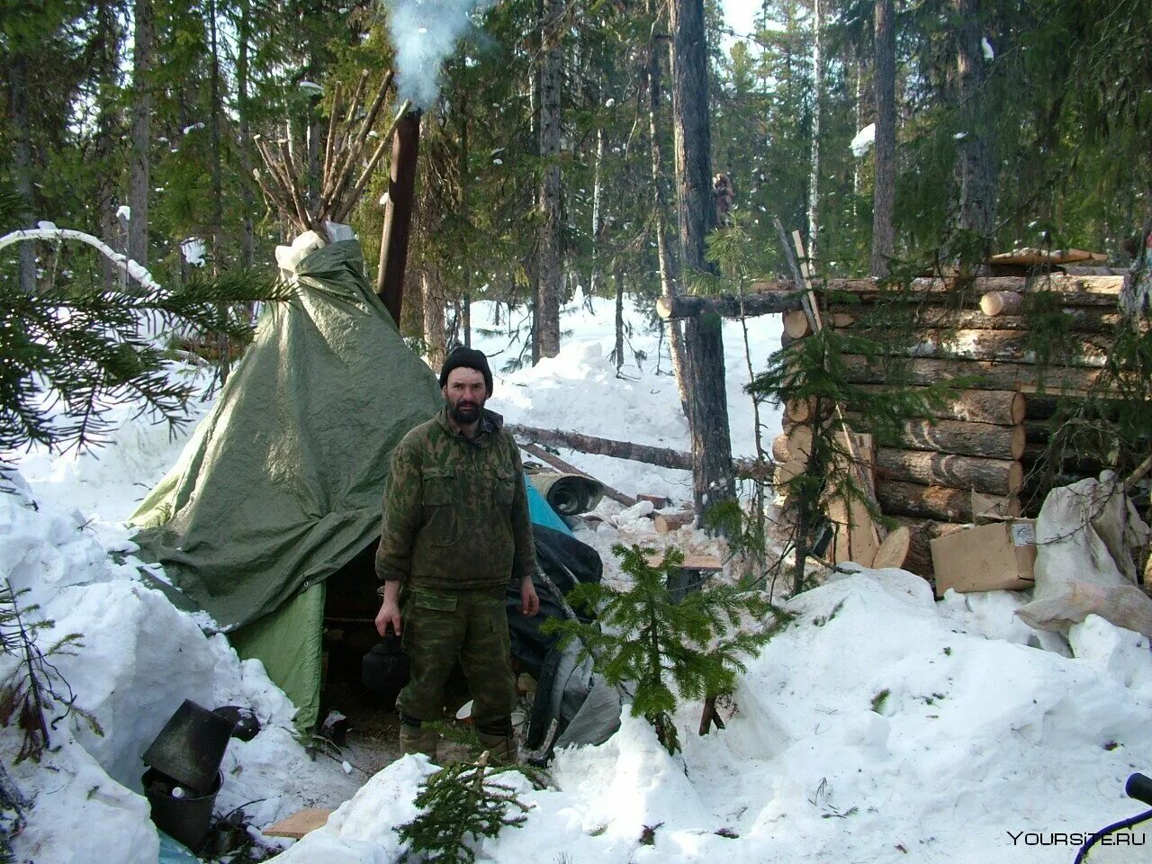 Жизнь в таежной глубинке. Охотники промысловики в тайге. Зимовье охотника промысловика в тайге. Снаряжение охотника промысловика в тайге.