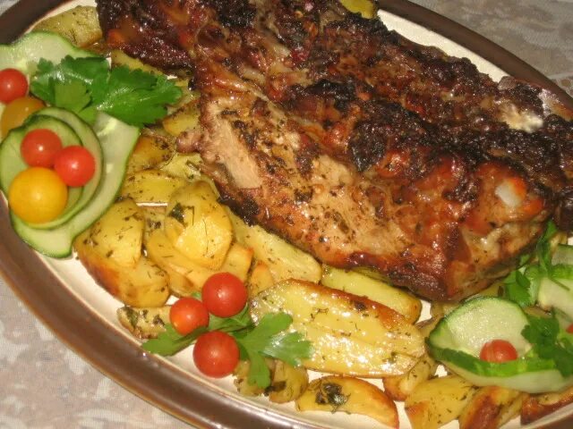 грудинка запеченная с картошкой. свинина с картошкой. картошка с грудинкой в духовке. свиная грудинка с картошкой. картошка с грудинкой в духовке.