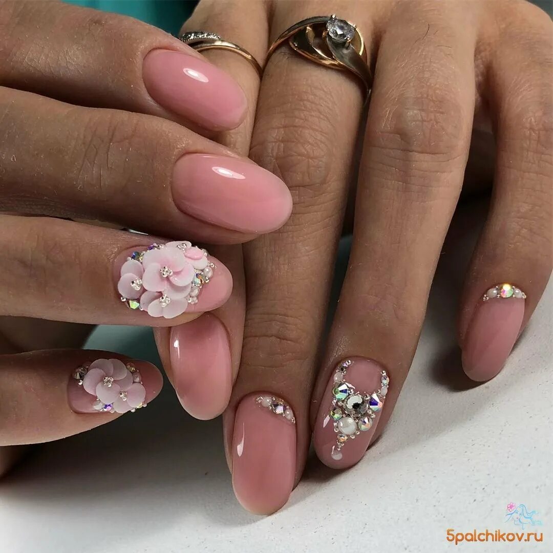 Розовый маникюр со стразами. Маникюр со стразами и блестками. Красивый розовый маникюр со стразами. Ногти с цветами и стразами. Шикарные ногти.
