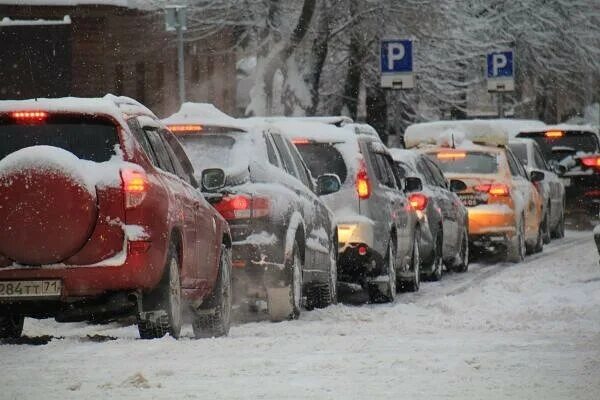 Снегопад в москве в феврале 2021. Ввиду снегопада движение на дорогах. Зимняя дорога пдд. Опасные ситуации на дороге зимой. Зимние московские дороги.