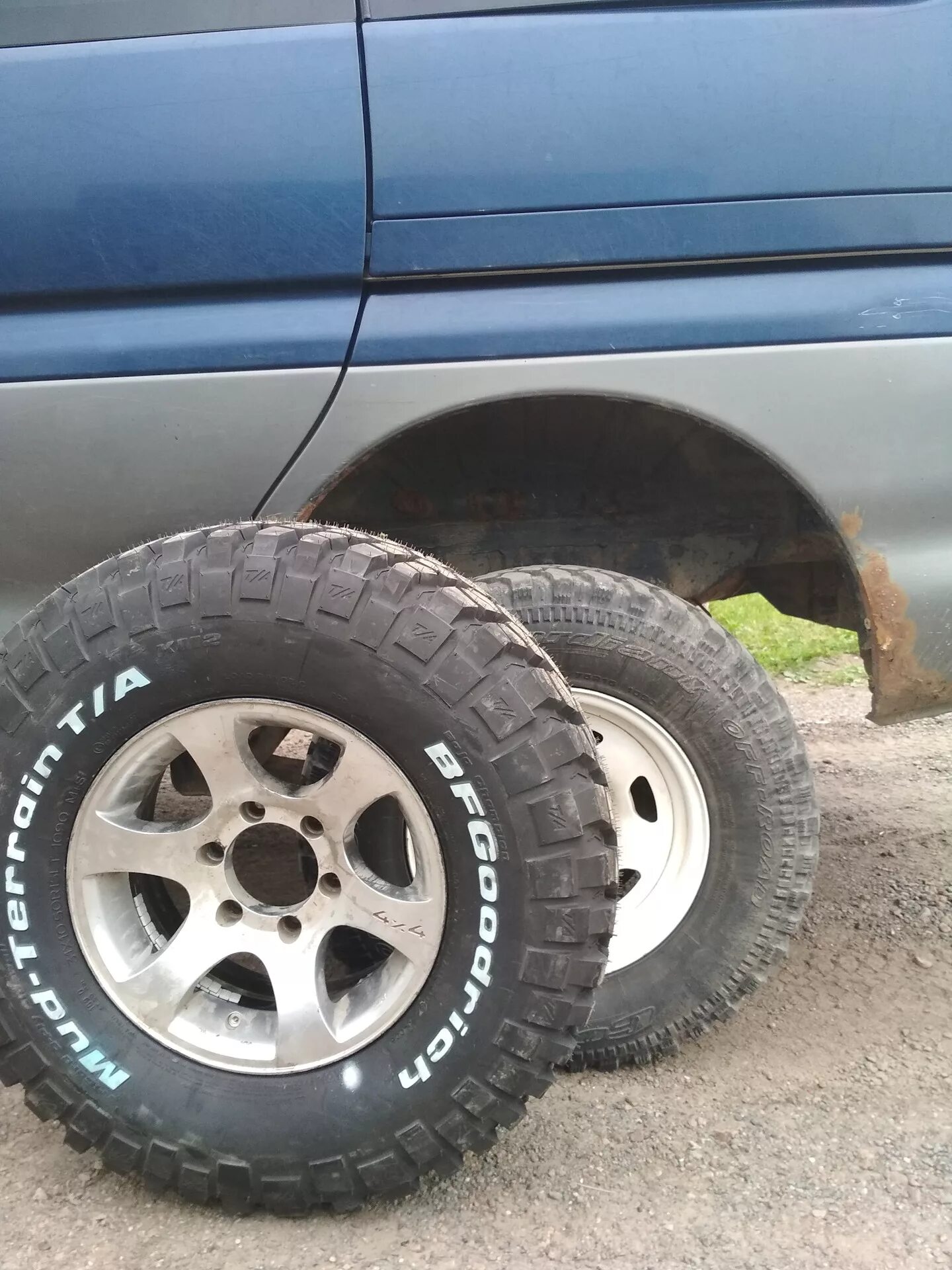 Мицубиси делика 33 колеса. Делика кирпич p25w. Колесо mitsubishi delica. Резина на делику. Mitsubishi delica размеры шин.