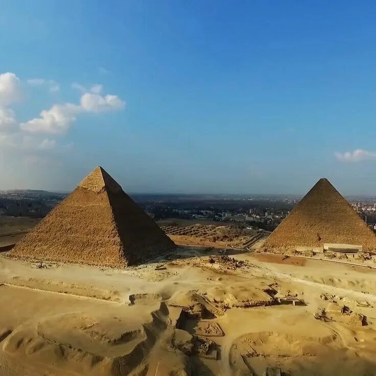 Пирамида портрет предков. Розовая пирамида каир. Празднование 2000 года египетские пирамиды. Пирамиды гизы. Пирамида хеопса вид сверху фото ромб.