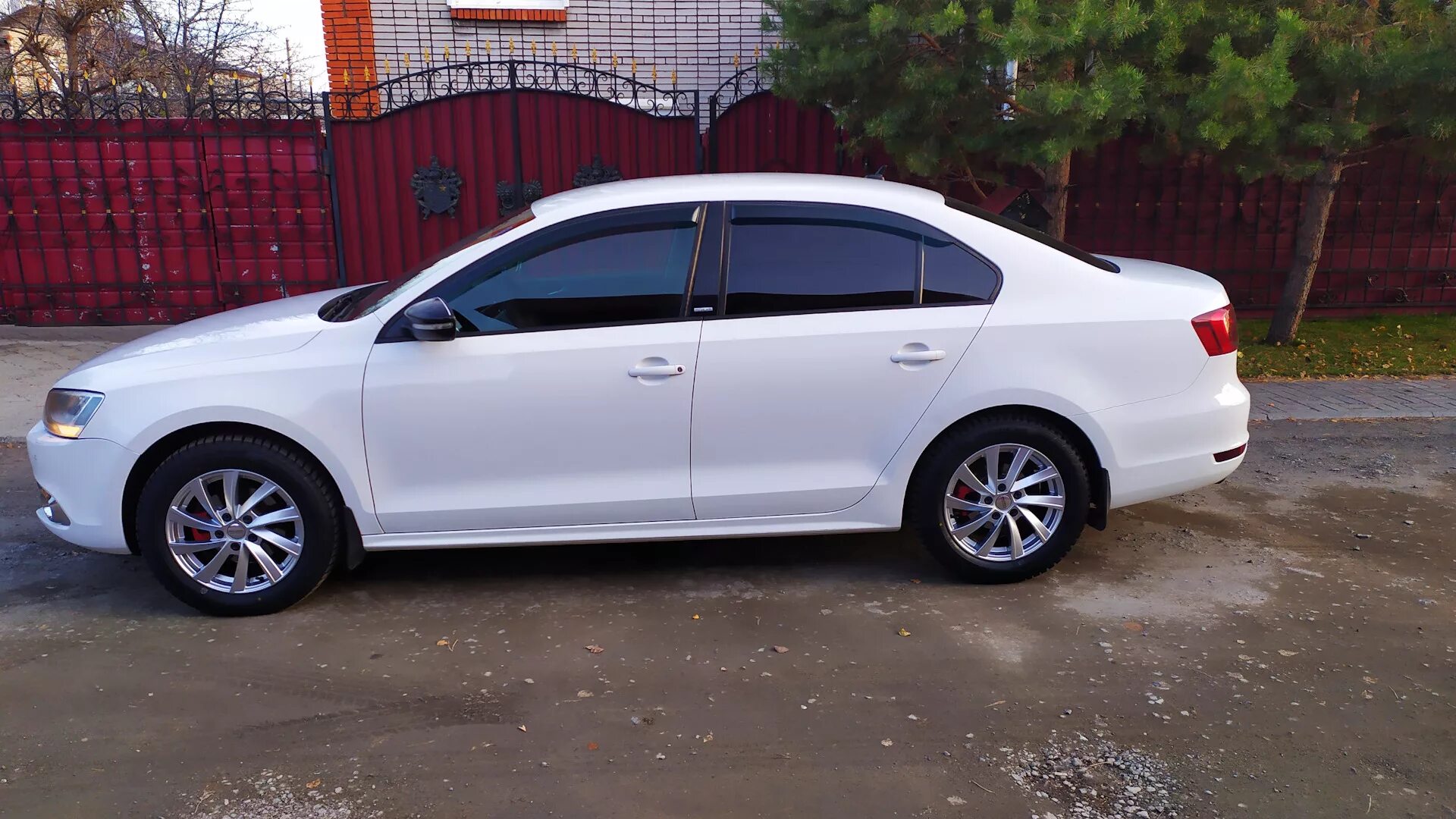 Volkswagen jetta диски r16. Volkswagen jetta белая r16. Фольксваген джетта 6 диски 16. Диски на фольксваген джетта r16. Диски джетта 6 r16.