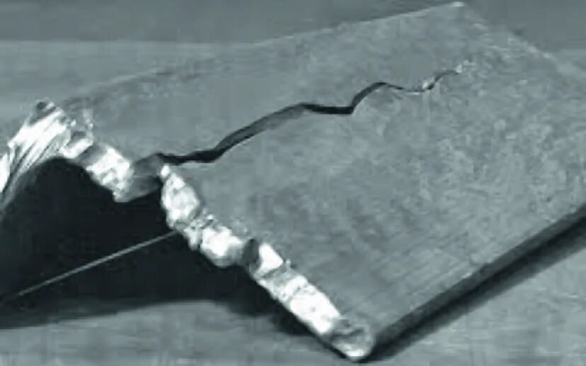 Усталостные трещины металла. Лист ломается. Закалённое стекло разбилось. Сломанный лист сломанный лист. Сломанный лист сломанный лист.