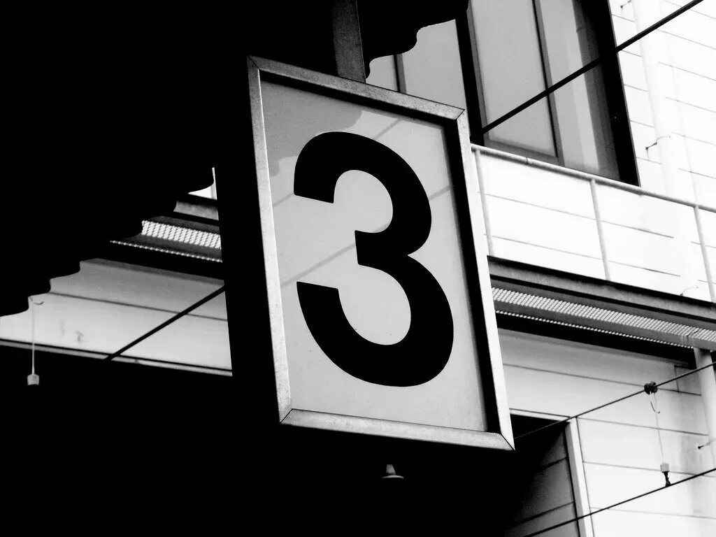Креативная офисная навигация. Цифра 3 офис. Навигационные таблички в подъезде. Цифра 3 офис. Цифры на улице.