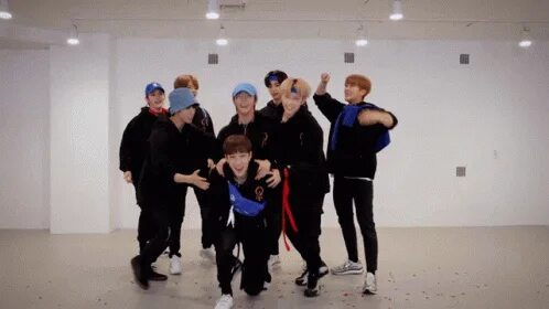 Хван хенджин stray kids гиф. Минхо stray kids закатывает глаза. Stray kids гиф 2020. Феликс gif stray kids. Stray kids gif.