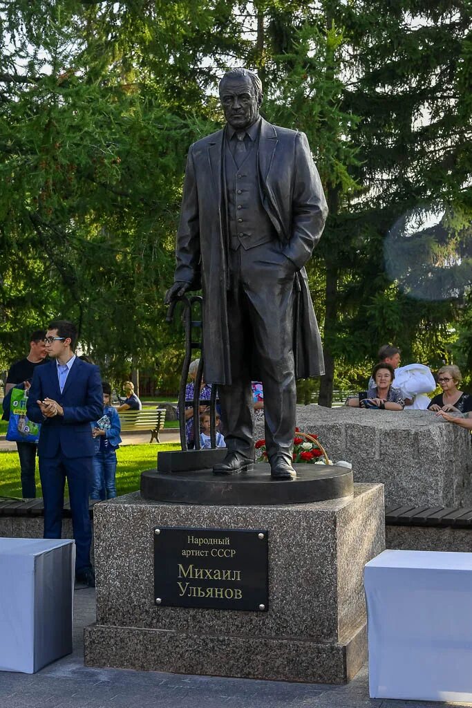 Памятник михаилу ульянову в москве где. Памятник Михаилу Ульянову в Омске. Памятник Михаилу Ульянову.