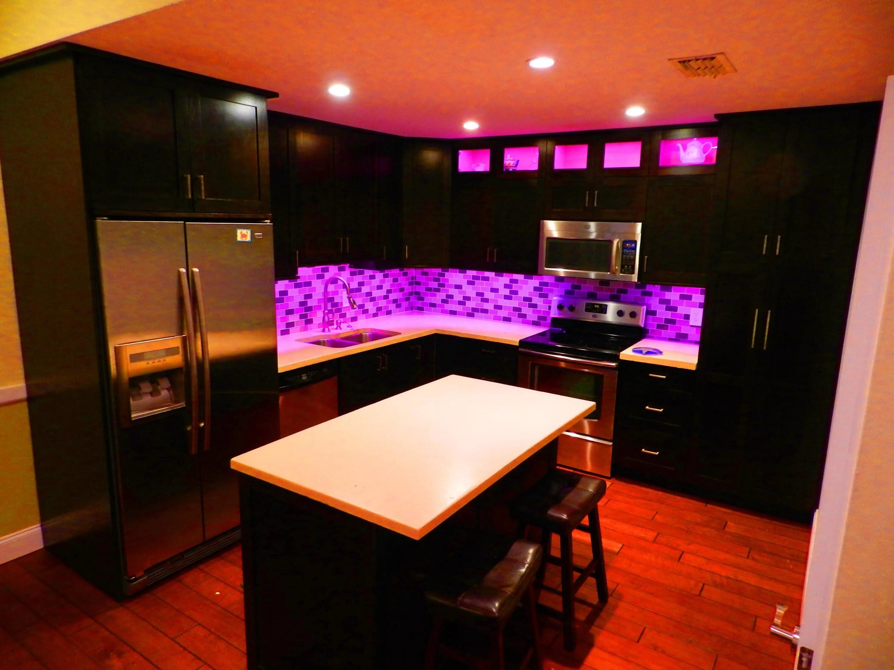 Кухня с подсветкой фото. Подсветка для кухни. Неоновая подсветка кухни. Кухня с неоновой подсветкой. Кухонный гарнитур с подсветкой.