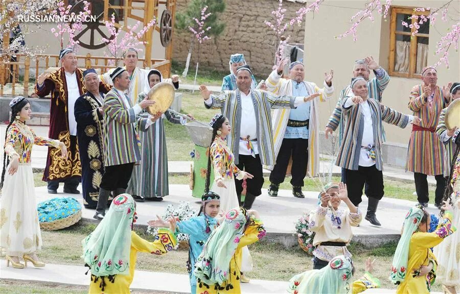 Какой праздник в узбекистане в марте. Праздник Навруз в Узбекистане. Праздник Навруз гуляния Узбекистан. Навруз в Узбекистане сумаляк. Ассалом Навруз в Узбекистане.