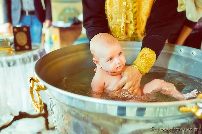 Крещение ребенка. Фотосессия крещения ребенка. Крещение в Даниловском монастыре. Крещение ребенка в море.