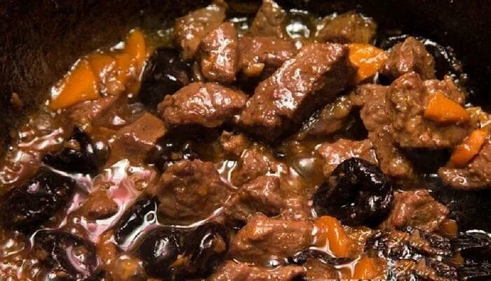 Рецепт говядины с черносливом на сковороде