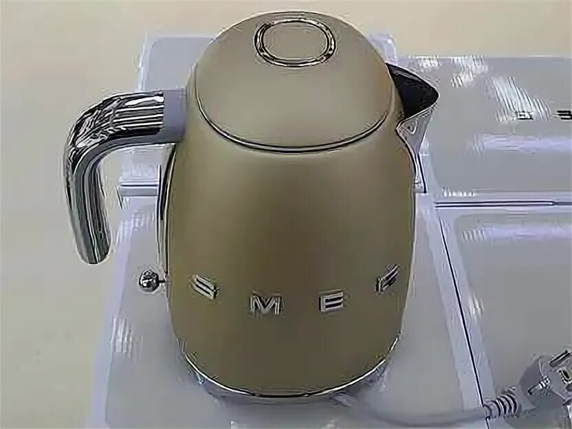 Smeg klf03chmeu 1. Смег чайник шампань. Smeg золотая коллекция. Смег чайник шампань. Смег чайник шампань.