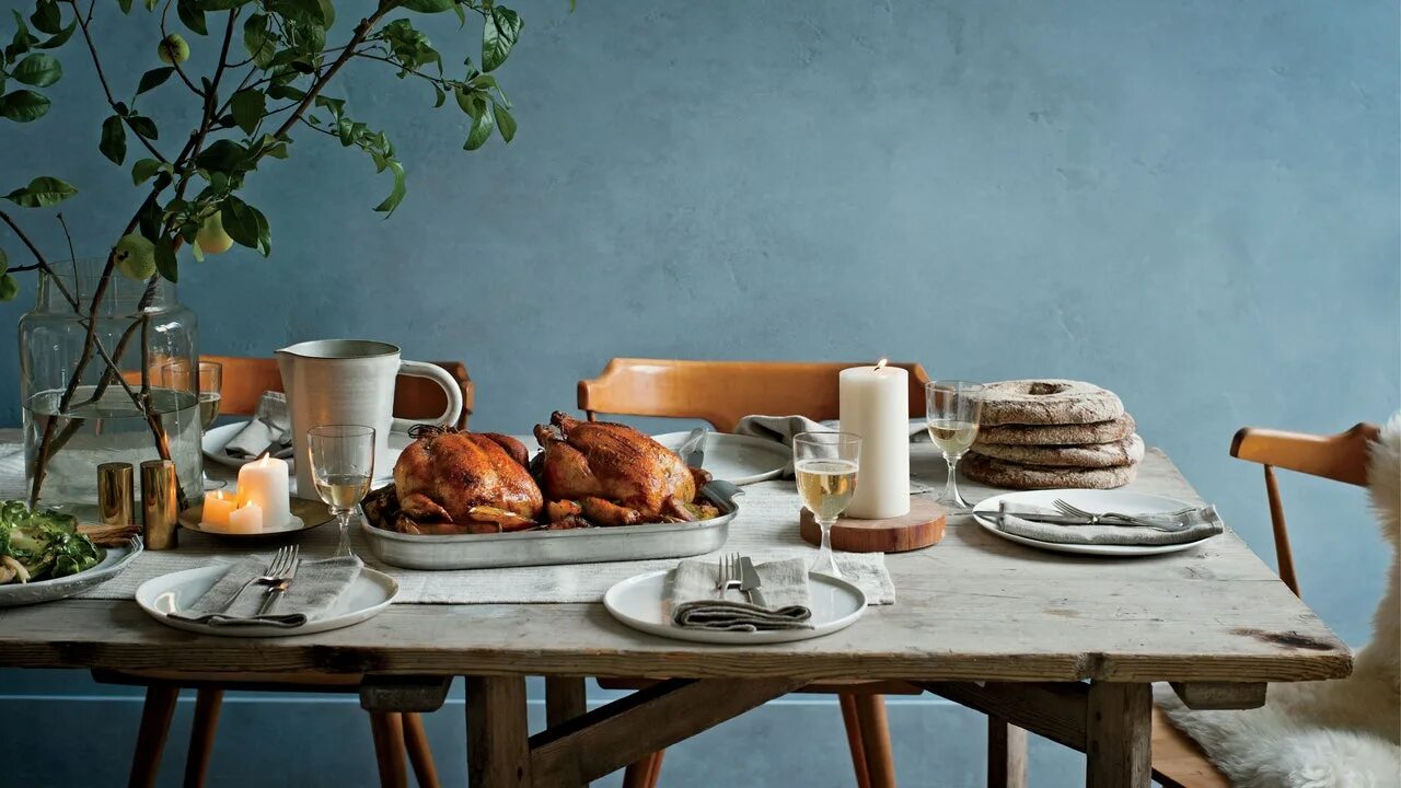 Завтрак на столе. Кухонный стол с едой. Бумаги на столе. Темный стол. Book on the table.