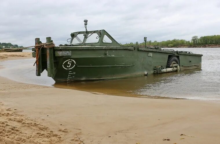 бмк-т буксирно-моторный катер-толкач на краз-255. катер бмк-130м. буксирно-моторный катер бмк-130м. буксирно-моторный катер бмк-225. краз с бмк-т.