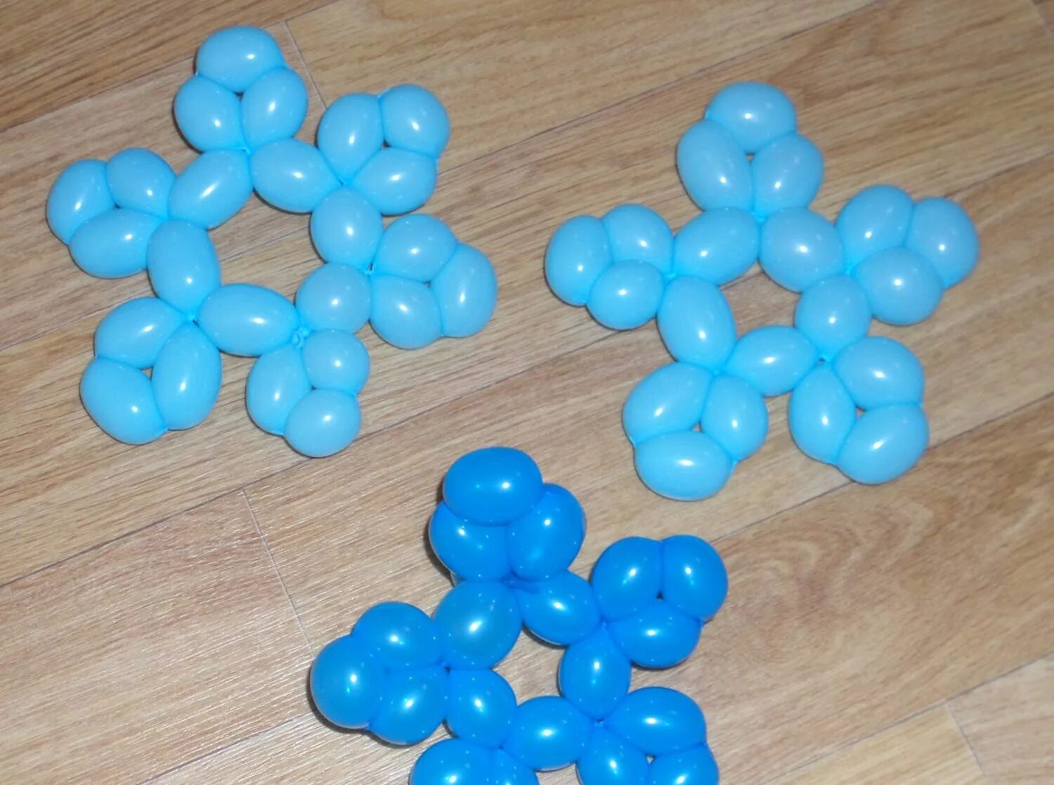 Снежинка из шдм мастер класс. Звезда из шдм. Как сделать снежинку из шариков. Снежинки из шариков воздушных. Как сделать снежинку из шариков.