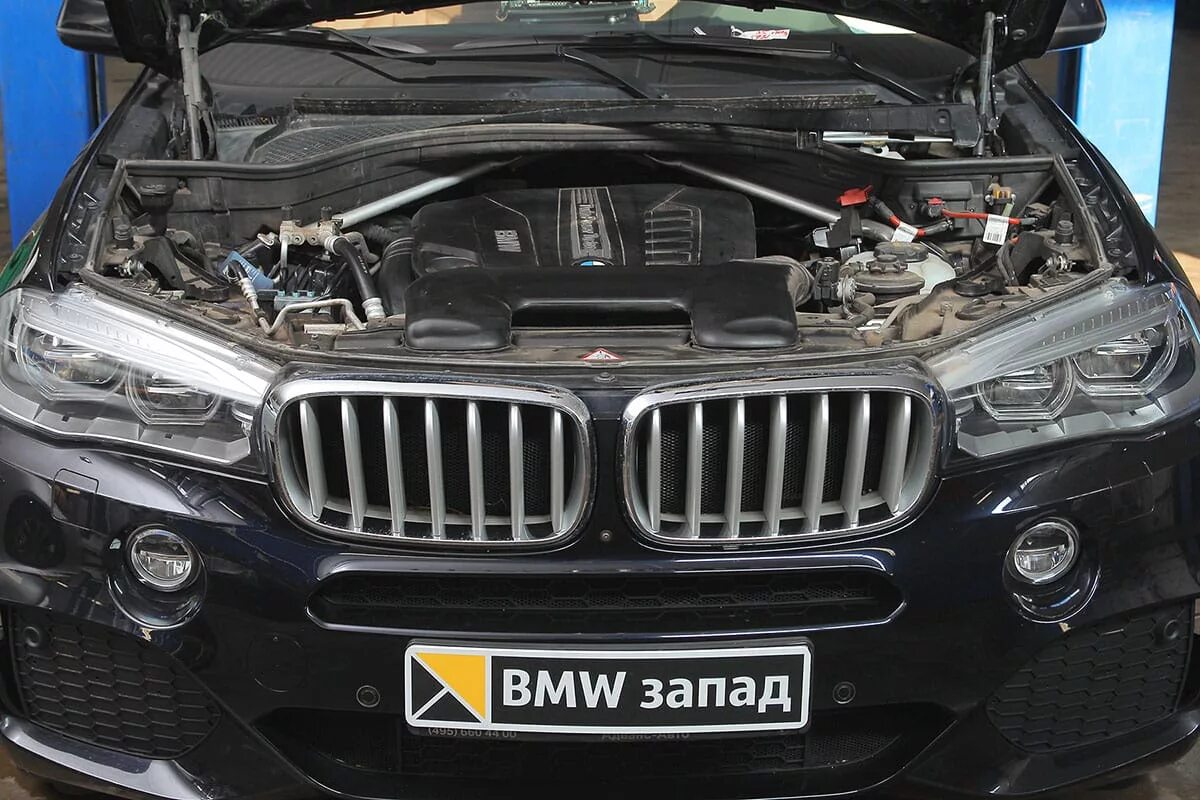 Открыть капот bmw. Капот BMW x5 f15. БМВ х5 ф15 3.0 дизель. Капот БМВ х5 f15. Под капотом БМВ x5 f15.