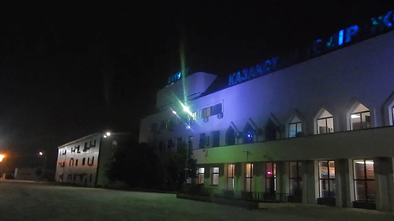 Жд тараз. Актюбинск ЖД вокзал. Актобе аэропорт ночью. Актобе (Железнодорожный вокзал). Актобе ЖД вокзал в Казахстане.