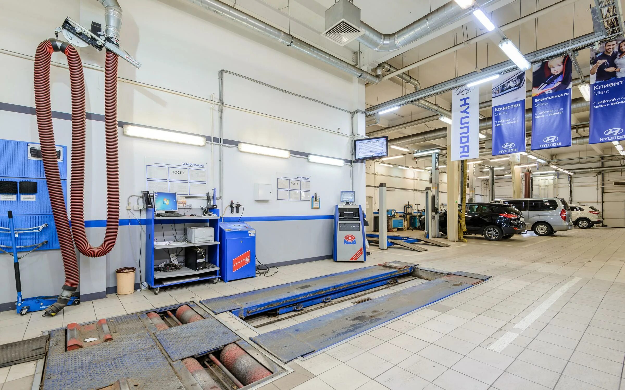 Слесарный автосервис. Цех автомастерской. Автомобиль в сервисе. Слесарный автосервис. Профессия автомеханик.