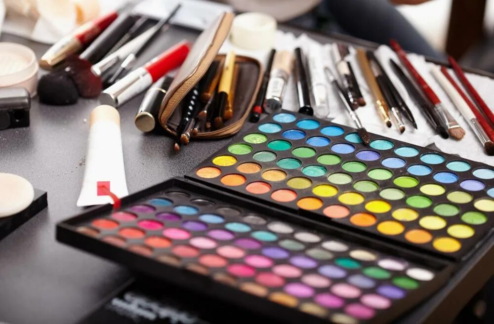 Kind of make up. Artist косметика. make up artist косметика. подиум для косметики. что нужно для профессионального макияжа дома.