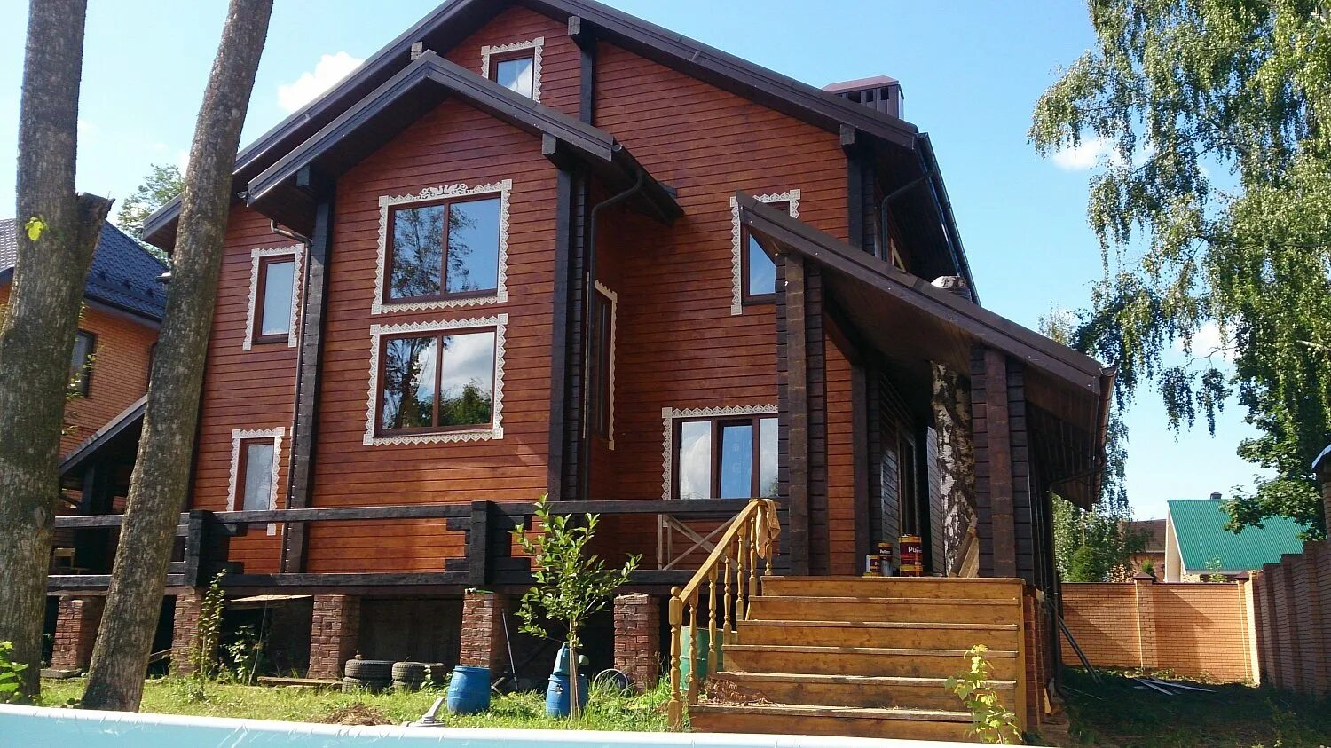 Покраска дома маслом. Тиккурила Винха Укко 2690. Фасад деревянного дома. Покрасить деревянный дом. Крашеный деревянный дом.