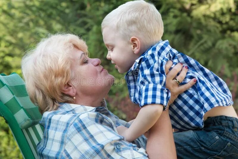 Поцелую дедушку. Бабушка целует внука. Бабушка обнимает маленького внука. Дедушка с бабушкой обнимают. Внука. Поцелуй бабушки и дедушки.