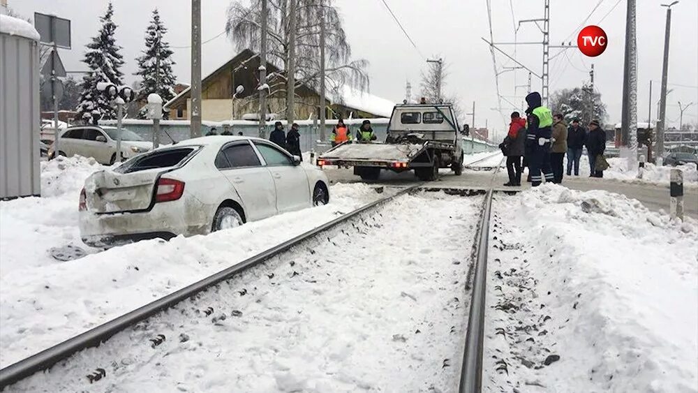 Столкновение поезда с авто. Столкновение поезда с машиной.