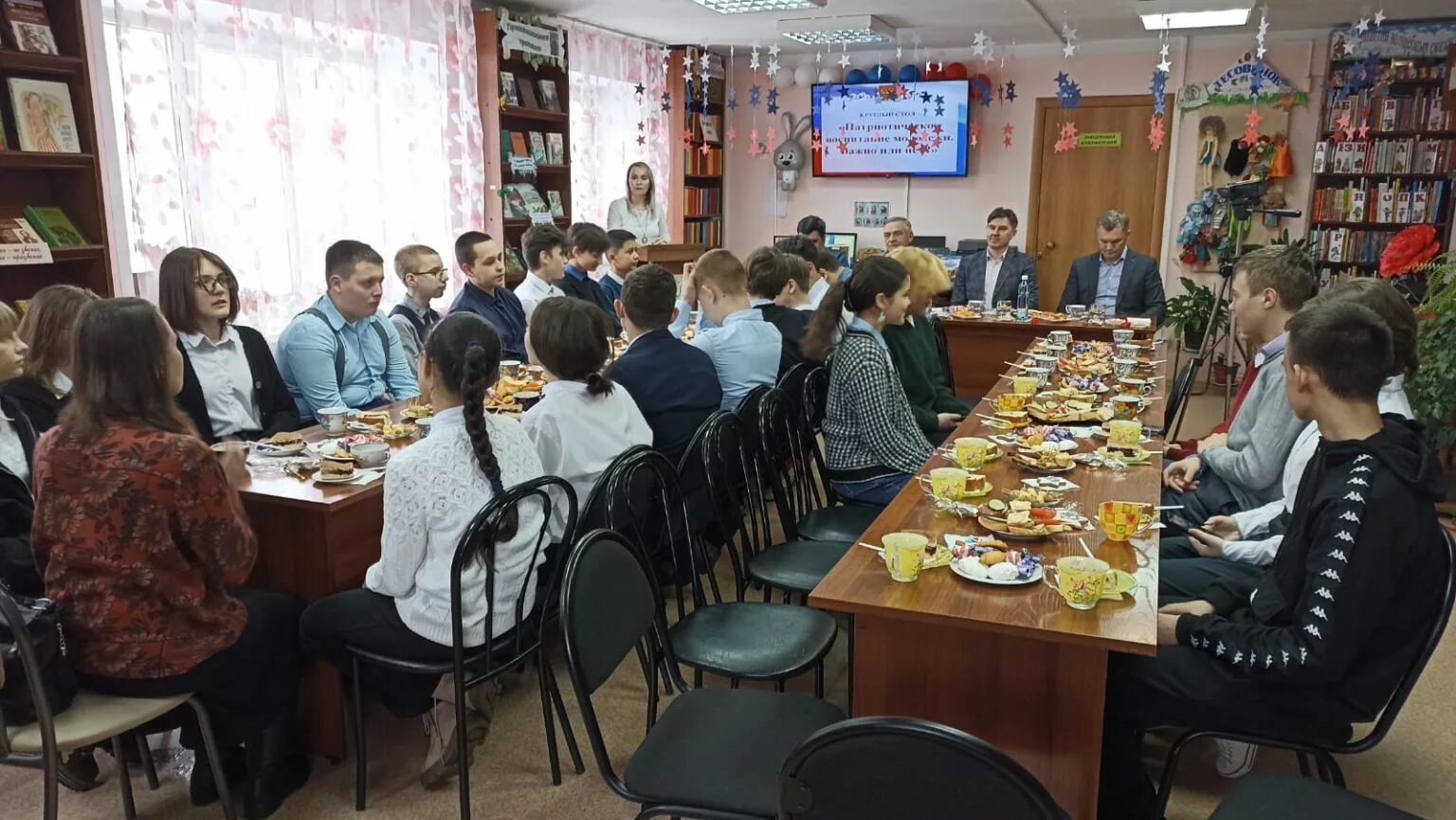 Военно патриотическое воспитание круглый стол фото. Круглый стол патриотизм. Последний день в школе. Круглый стол патриотизм. Круглый стол патриотизм.