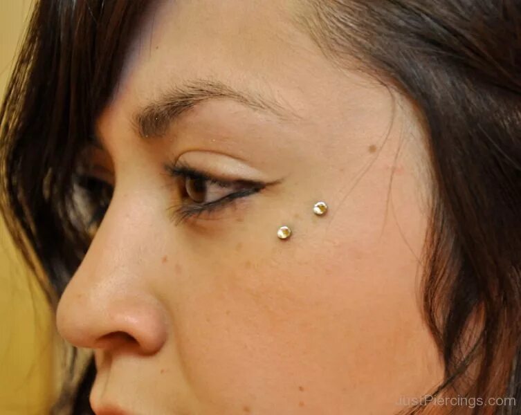 Anti eyebrow. Подкожные импланты пирсинг. Anti eyebrow. Плоскостной пирсинг на лице. Бровь (brow) пирсинг.
