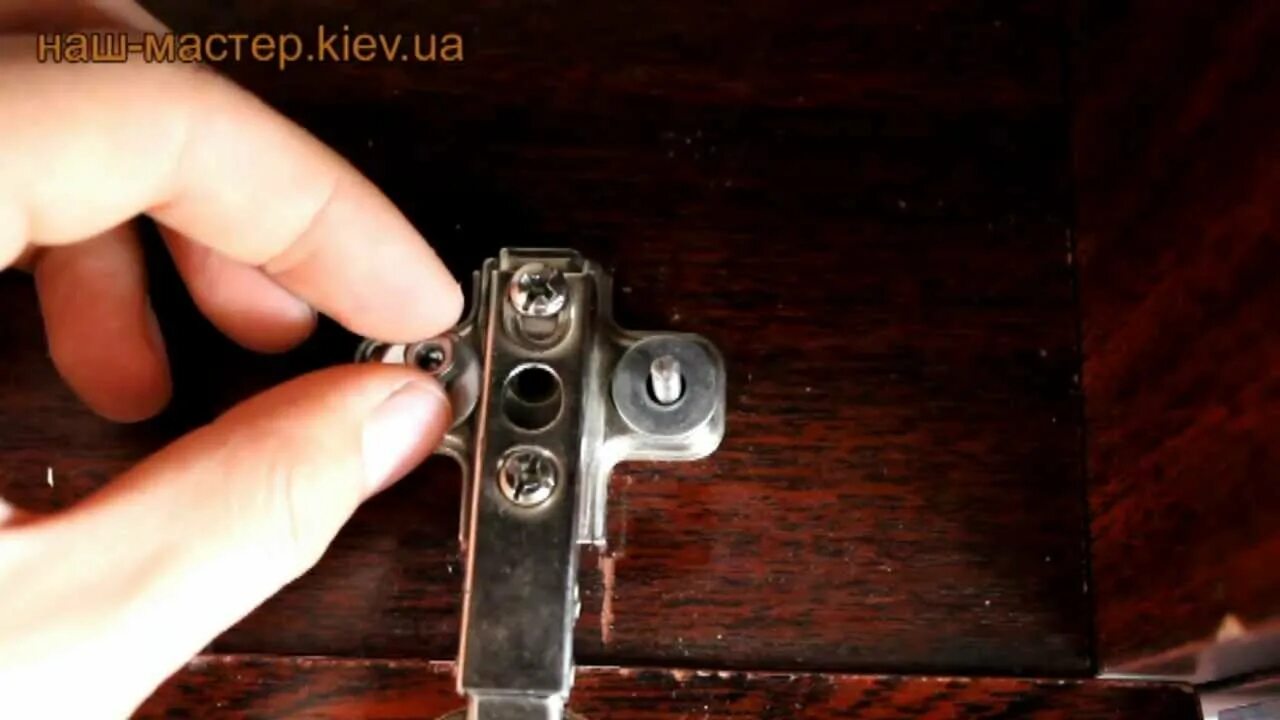 Как починить вырванные петли. Сломалась мебельная петля. отремонтировать дверцу дсп.. отремонтировать крепление мебельной петли. сломалось лдсп петли.