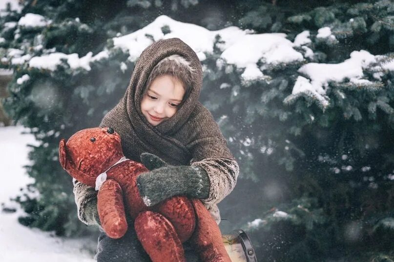 Холод пронизывает мерзнущую в санях девочку