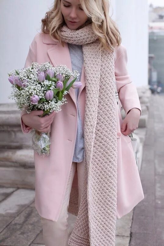 Шарф к розовому пальто. Пальто нежно розового цвета. Образы с розовым пальто. Светло розовое пальто. Серо розовое пальто