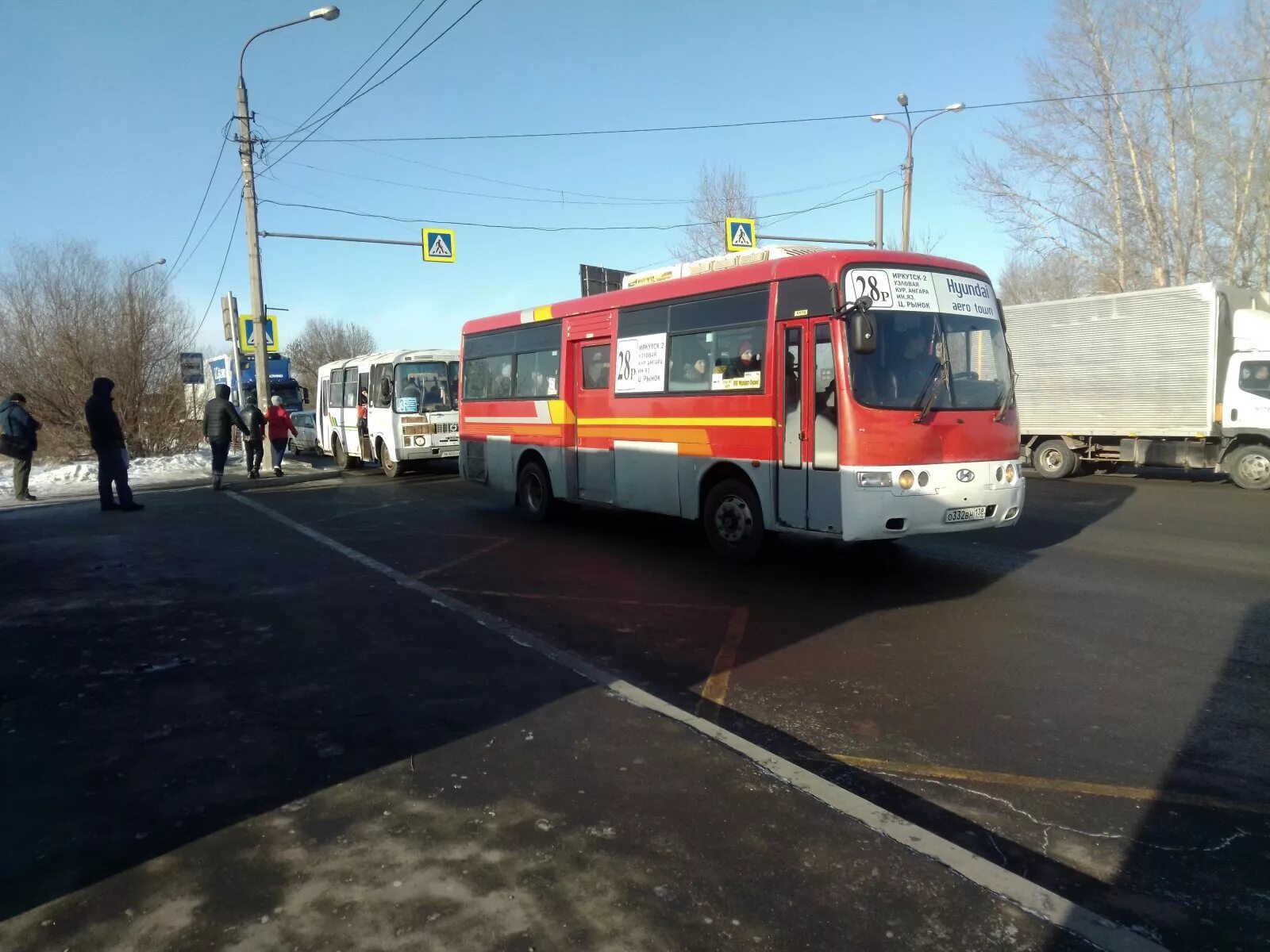 Общественный транспорт 28. 28 Автобус Иркутск. Полоса для автобуса Трактовая. Трактовая Иркутск полосы движения. Выделенная полоса Иркутск Трактовая фото.