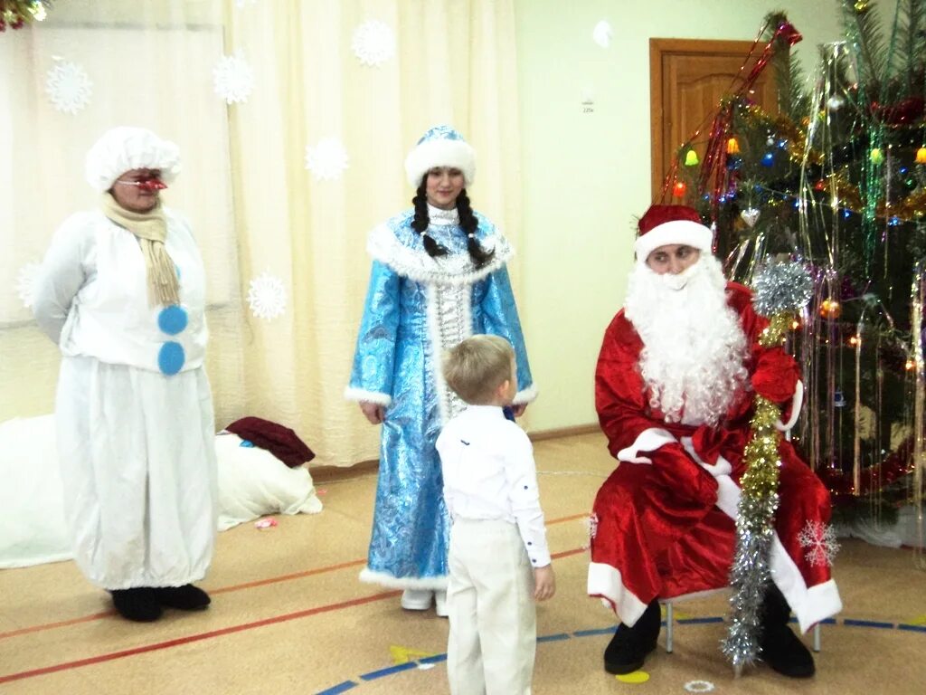 утренники дед мороз снегурочка. новогодний утренник. дед мороз и снегурочка в детском саду. новогодний праздник в детском саду. дед мороз на утреннике.