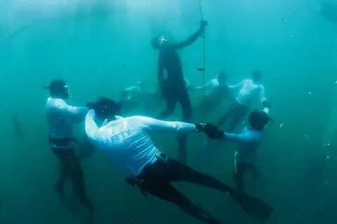 Спортсмен занимающийся дайвингом погрузился в воду 110