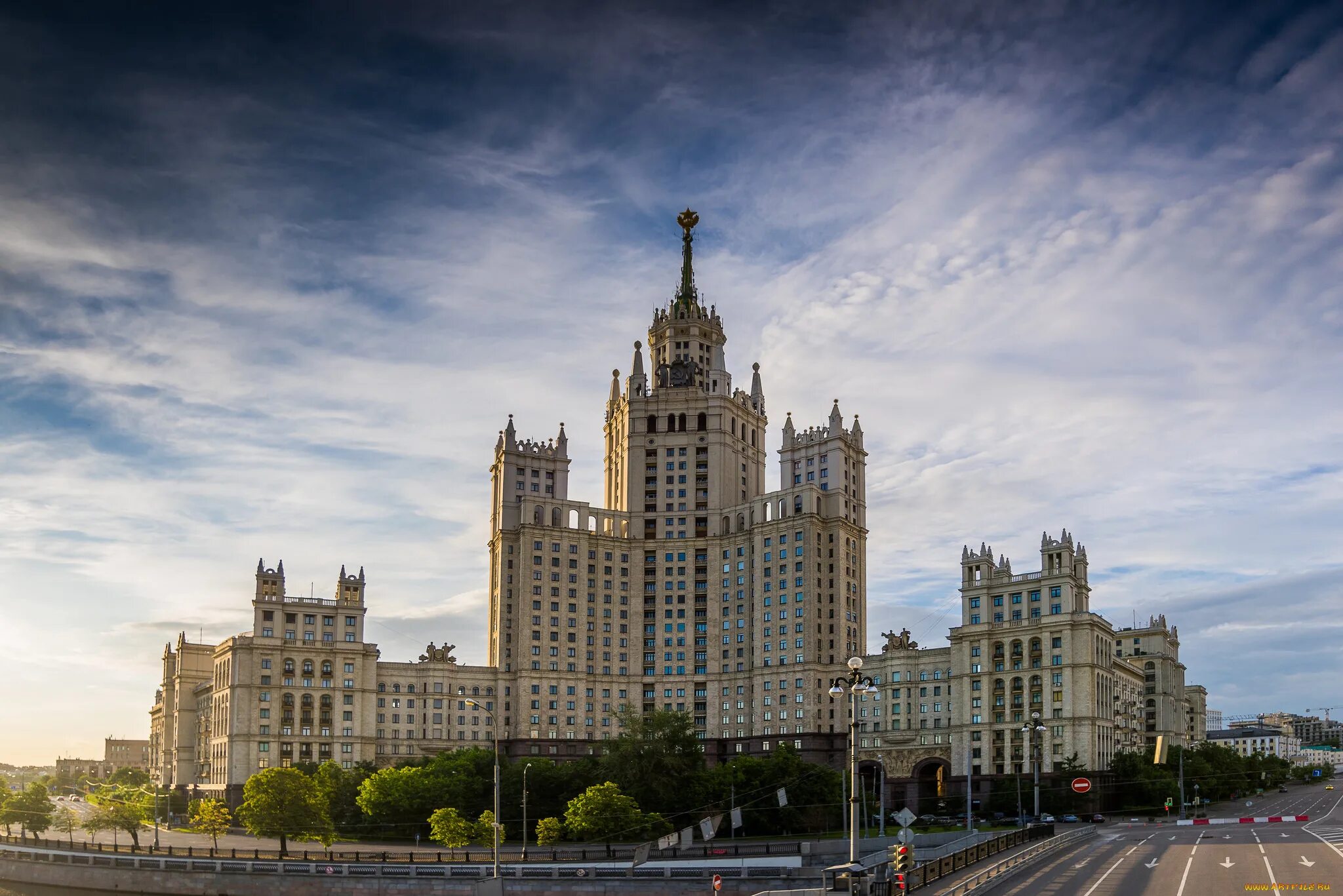 Сталинская высотка на Котельнической. Сталинская высотка на набережной в Москве. Высотка на Котельнической набережной. Высотка МГУ. Московские просторы