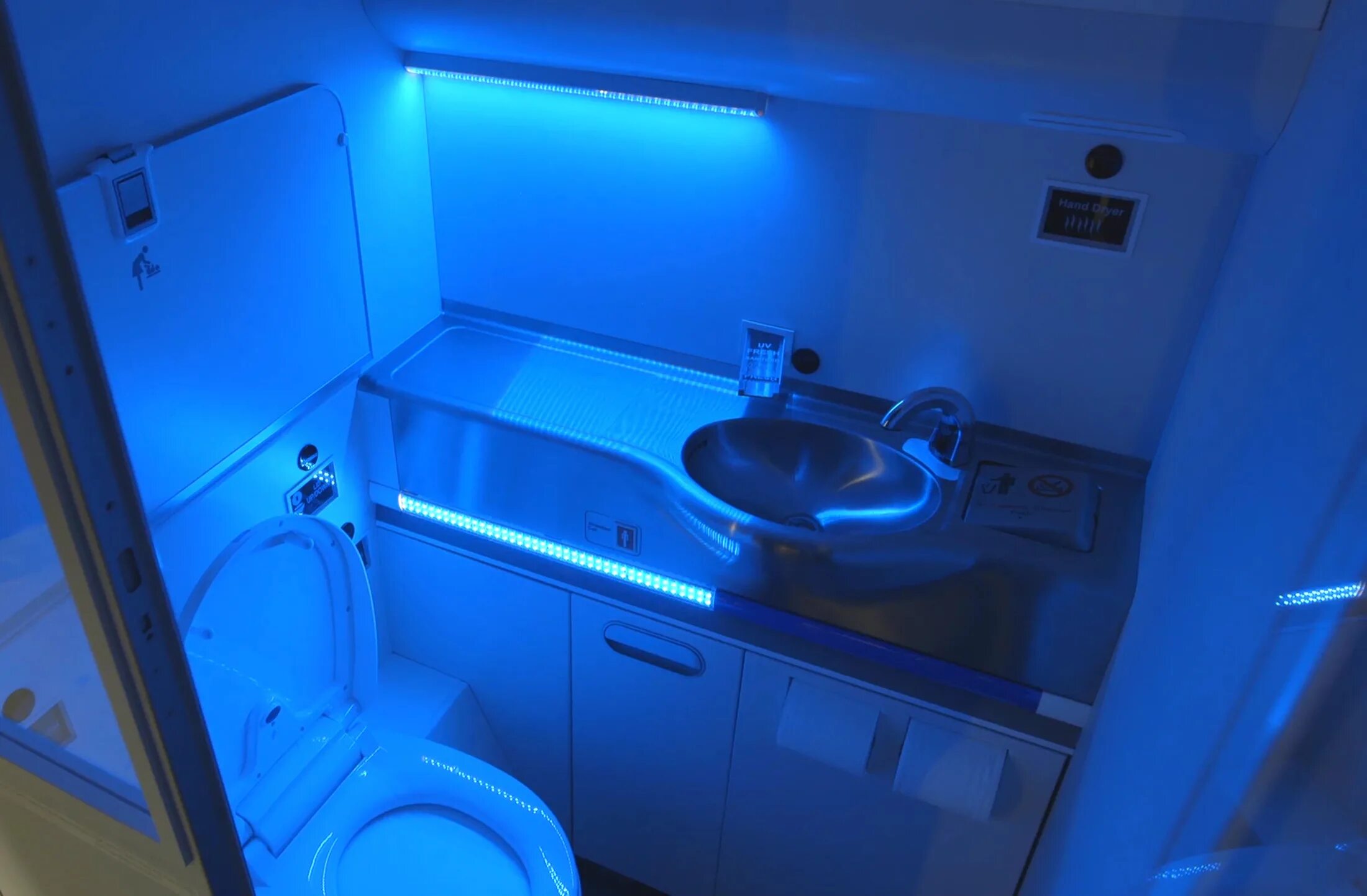 Туалет ночью. Lavatory boeing 737. унитаз в ультрафиолете. ванная в самолете. туалетная кабина в самолете.