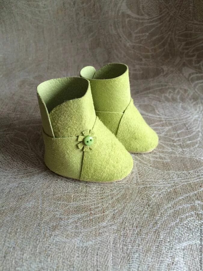 Сапожки для куклы. Сапожки из фетра для куклы. Сапоги для куклы своими руками. Сапоги для куклы. Сапоги для текстильной куклы.