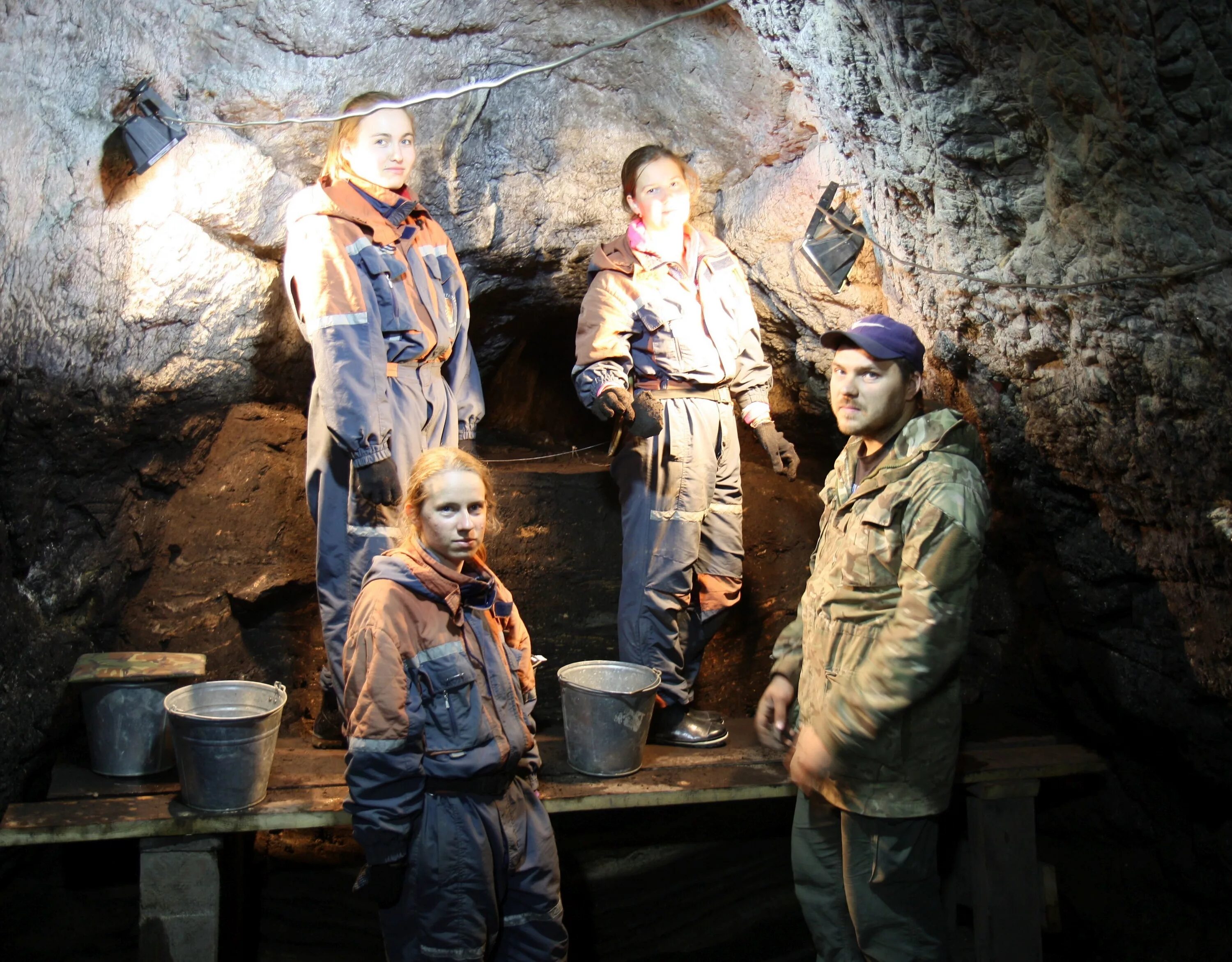 группа студентов в пещере