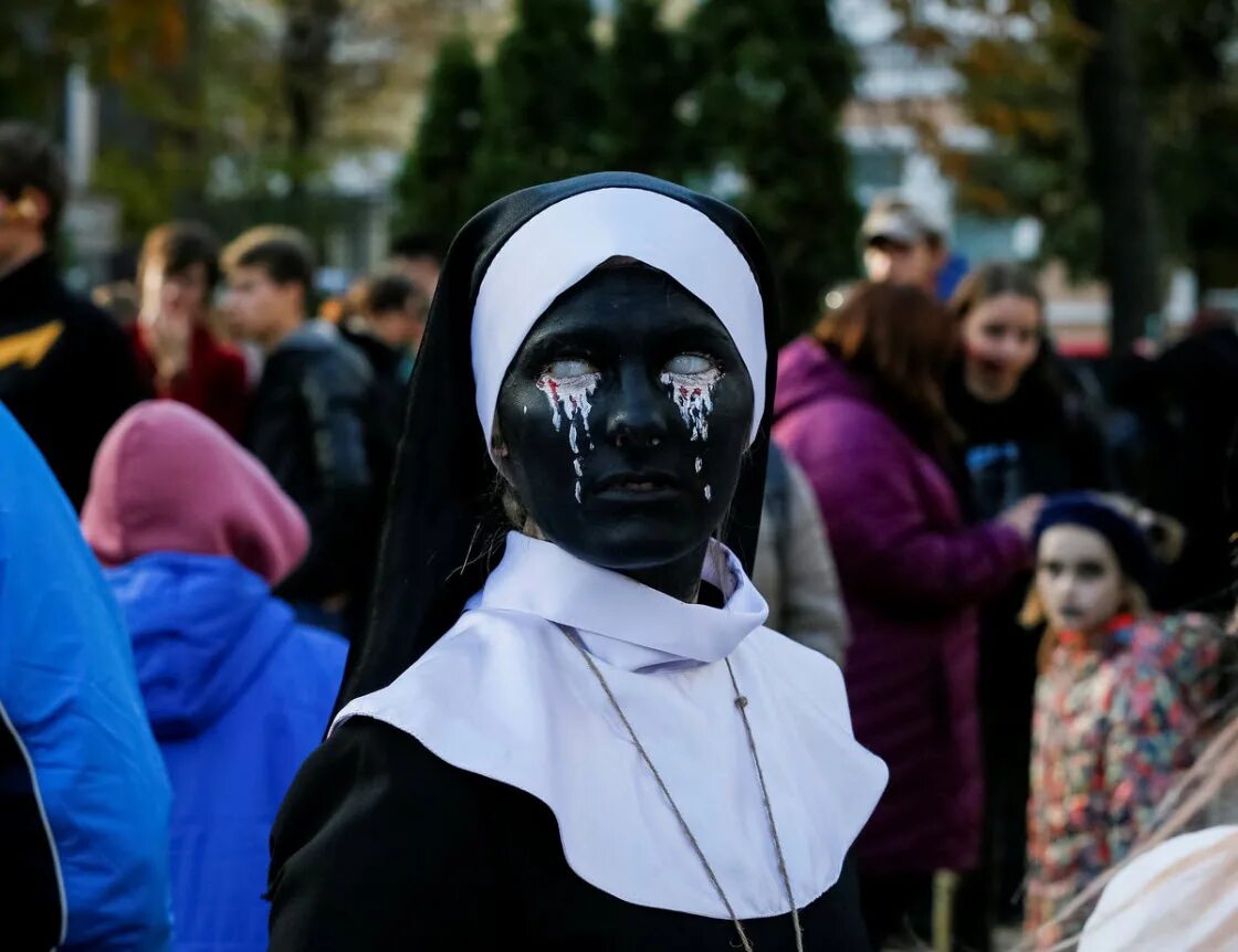 31 октября день всех святых. День всех святых хэллоуин. хэллоуин церковь. монахиня косплей на хэллоуин.