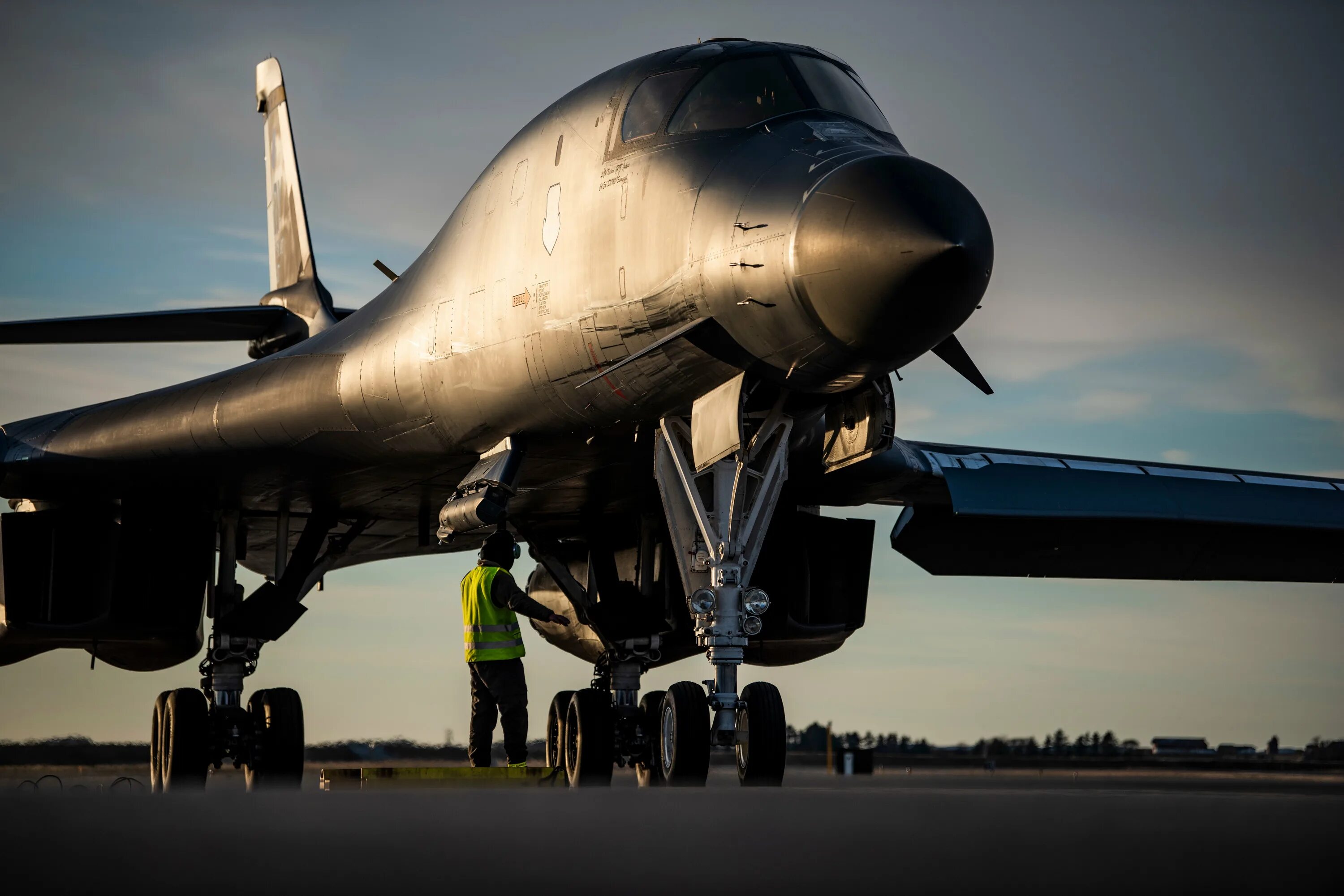 Northrop b-2 spirit бомбардировщик. B-2 spirit: стелс-бомбардировщик. B-2 spirit stealth bomber. Ту-160 и b-1b. B2 спирит.