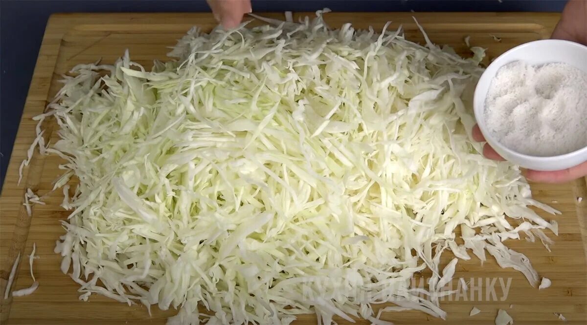 Капуста на ять. Капуста пластовая квашеная. Кислая капуста зауэркраут (sauerkraut). Салат с квашеной капустой. Салат с квашеной капустой.
