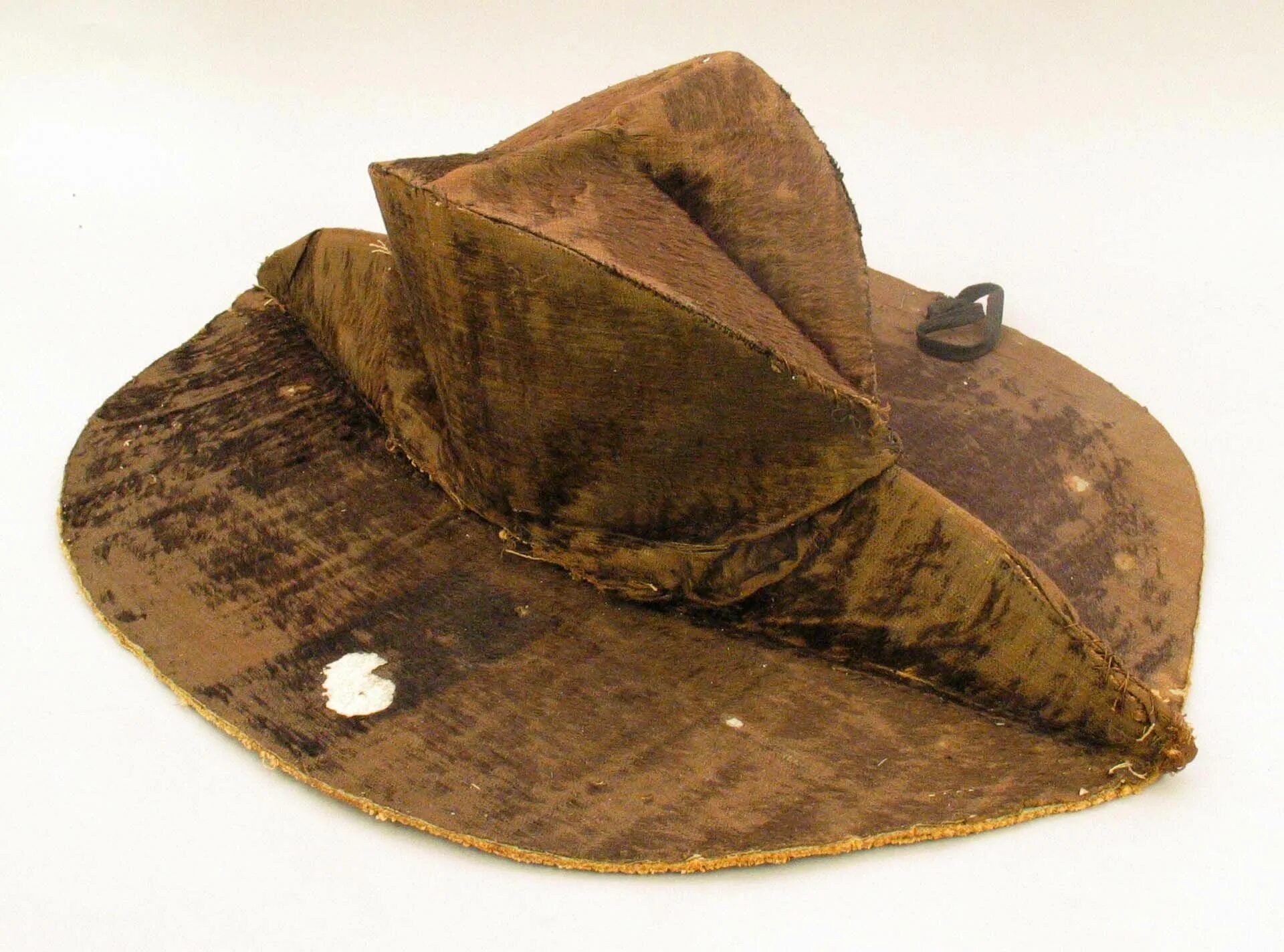 Треуголка матроса 18 века. Шляпа треуголка 18 век. Капитанская треуголка 18 век. Шляпы 18 века мужские.