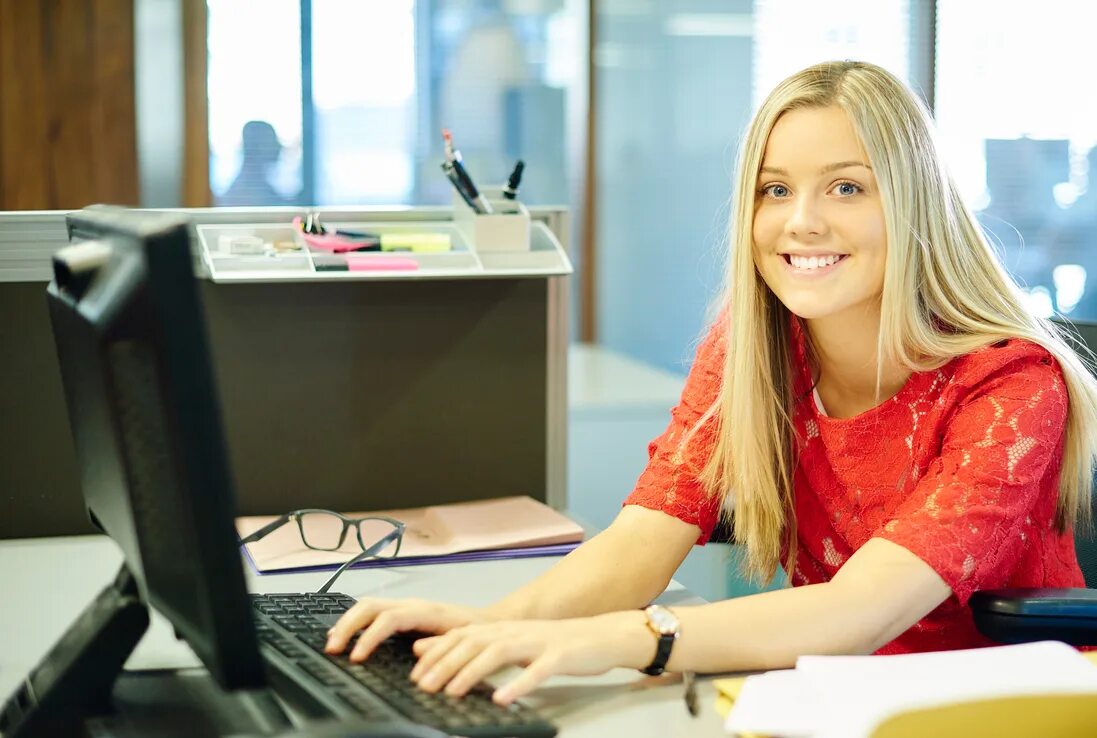 Девушка в офисе в красном. Молодая жена на работе видео. Типичный офисный работник фото. Девушки в офисе частные. Молодая жена на работе видео.