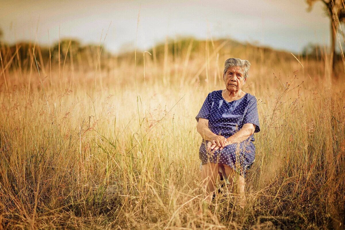 Бабушка в поле. Фотосессия с бабушкой на природе. Человек в поле. Бабули на природе. 17 лет старость